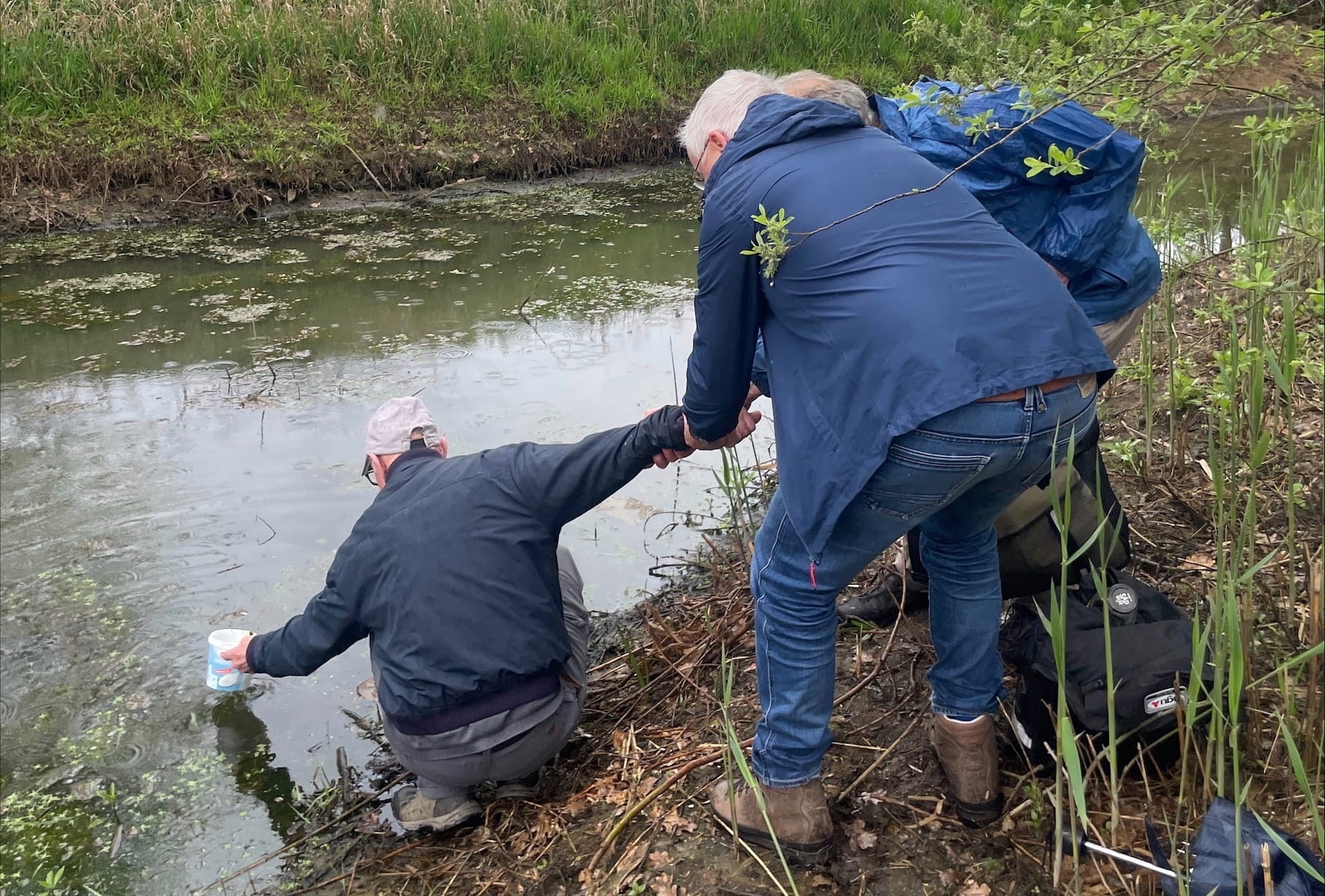 Burgerwetenschappers testen water en bodem