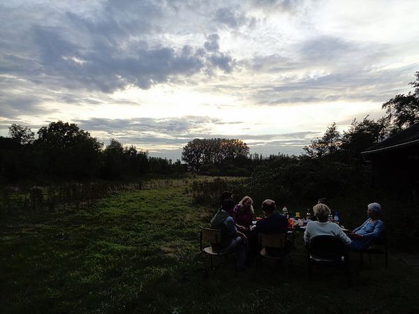 BBQ bij stal met prachtig weer.